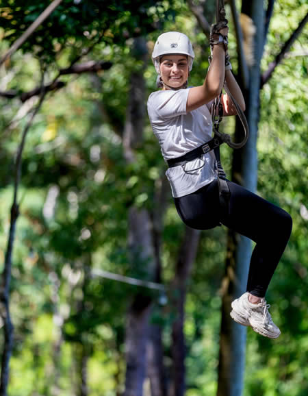 Tirolesa entre árvores altas no Canopy em Cantagalo/RJ