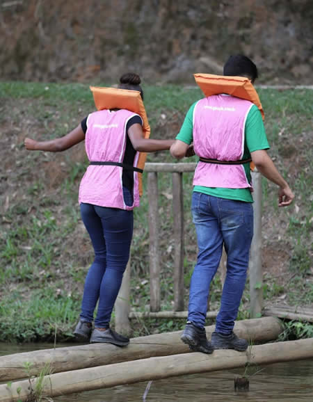 Participantes decifrando pistas com mapa no Circuito Radical