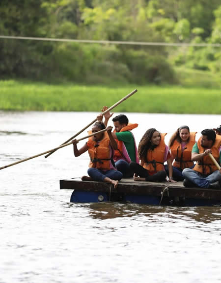 Travessia do lago em balsas a remo no Circuito Radical