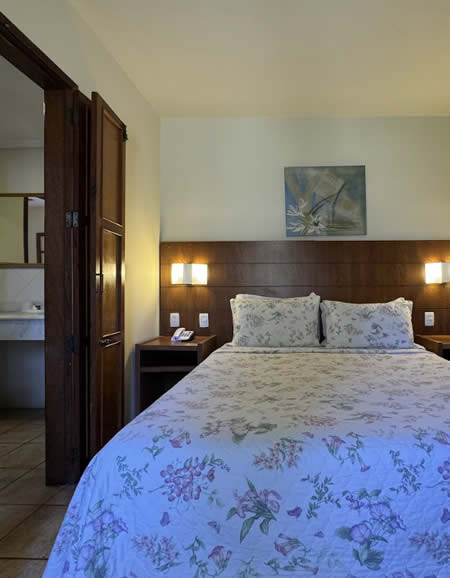 Quarto do Village Quádruplo com cama de casal e ar-condicionado